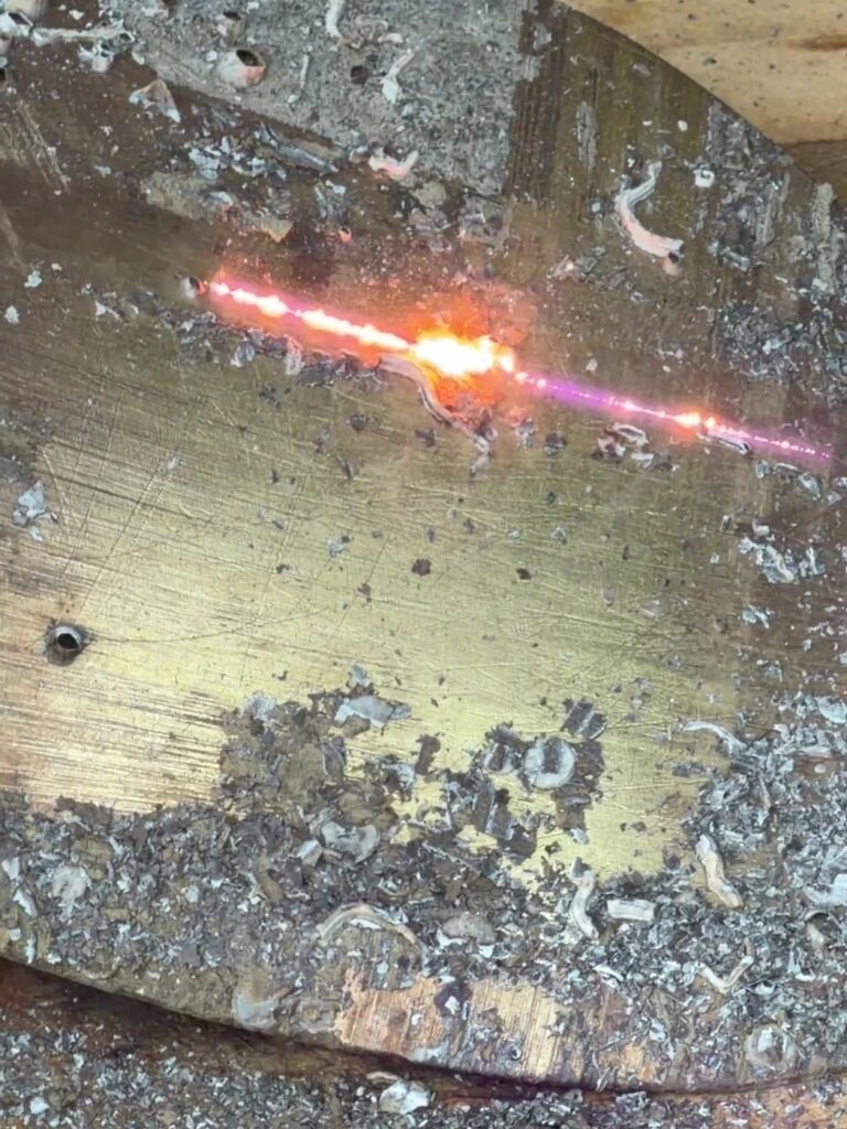Pendant : le laser fait réapparaître le bronze