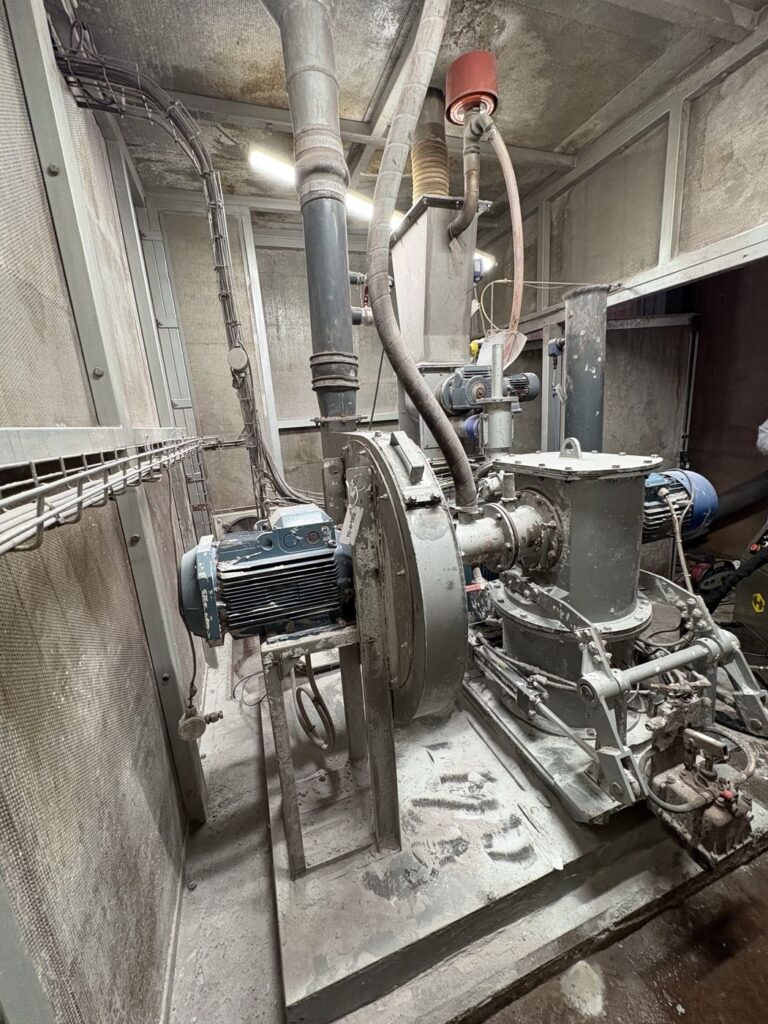 Installation de traitement de poudre — Ventilateur, vue latérale — avant intervention