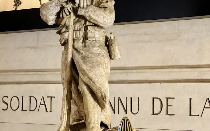 Statue de soldat sur un monument commémoratif
